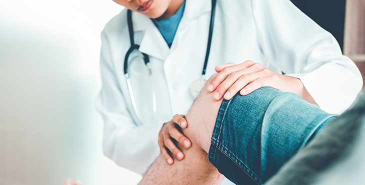 doctor cosultand pacient ortopedie